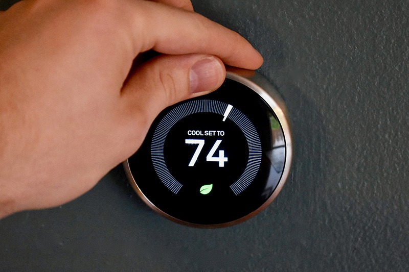 Hand adjusting smart thermostat